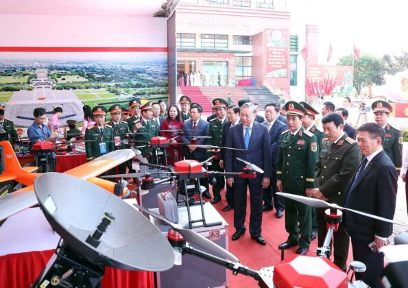 Tổng B&iacute; thư T&ocirc; L&acirc;m v&agrave; c&aacute;c đồng ch&iacute; l&atilde;nh đạo Đảng, Nh&agrave; nước tham quan trưng b&agrave;y tại lễ kỷ niệm.