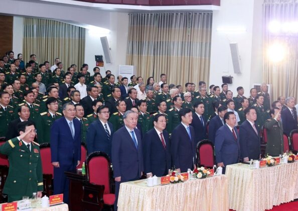 Tổng B&iacute; thư T&ocirc; L&acirc;m v&agrave; c&aacute;c đại biểu thực hiện nghi lễ ch&agrave;o cờ.