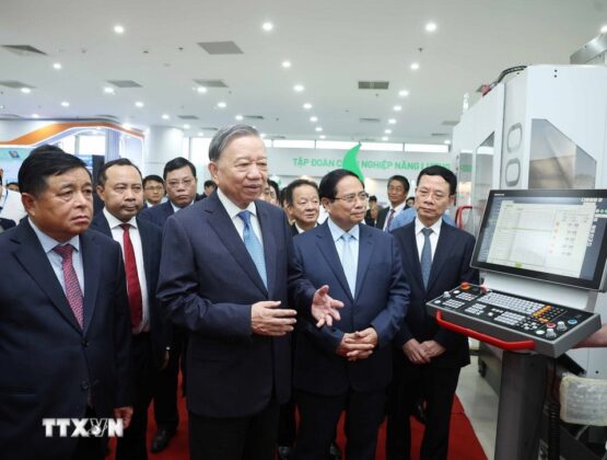 Tổng B&iacute; thư T&ocirc; L&acirc;m, Thủ tướng Phạm Minh Ch&iacute;nh v&agrave; c&aacute;c đại biểu tham quan triển l&atilde;m.