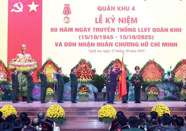 Tổng B&iacute; thư T&ocirc; L&acirc;m gắn Hu&acirc;n chương Hồ Ch&iacute; Minh l&ecirc;n l&aacute; cờ truyền thống của Qu&acirc;n khu 4.