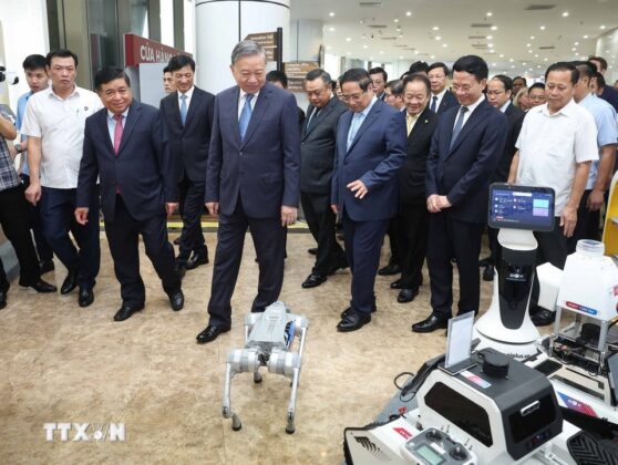 Tổng B&iacute; thư T&ocirc; L&acirc;m, Thủ tướng Phạm Minh Ch&iacute;nh v&agrave; c&aacute;c đại biểu tham quan triển l&atilde;m.