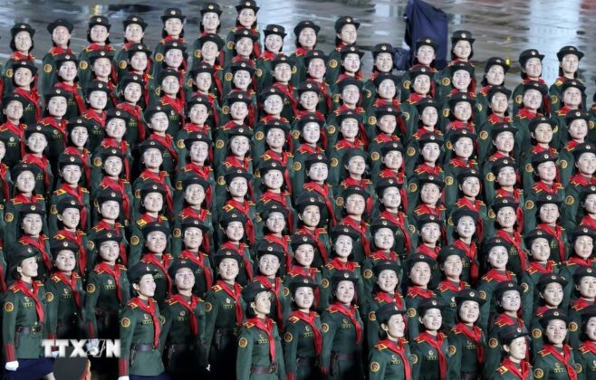C&aacute;c lực lượng vũ trang Triều Ti&ecirc;n duyệt binh tại Quảng trường Kim Nhật Th&agrave;nh.