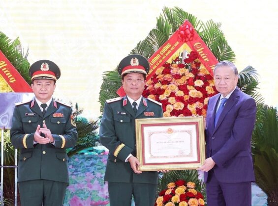 Tổng B&iacute; thư T&ocirc; L&acirc;m trao Hu&acirc;n chương Hồ Ch&iacute; Minh cho đại diện Qu&acirc;n khu 4.