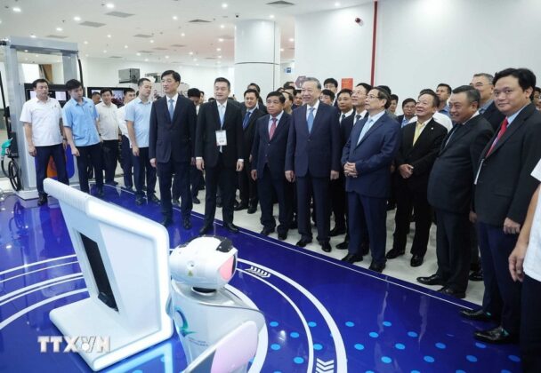 Tổng B&iacute; thư T&ocirc; L&acirc;m, Thủ tướng Phạm Minh Ch&iacute;nh v&agrave; c&aacute;c đại biểu tham quan triển l&atilde;m.