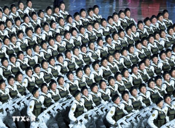 C&aacute;c lực lượng vũ trang Triều Ti&ecirc;n duyệt binh tại Quảng trường Kim Nhật Th&agrave;nh.