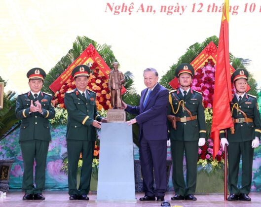 Tổng B&iacute; thư T&ocirc; L&acirc;m tặng bức tượng Chủ tịch Hồ Ch&iacute; Minh cho Qu&acirc;n khu 4.