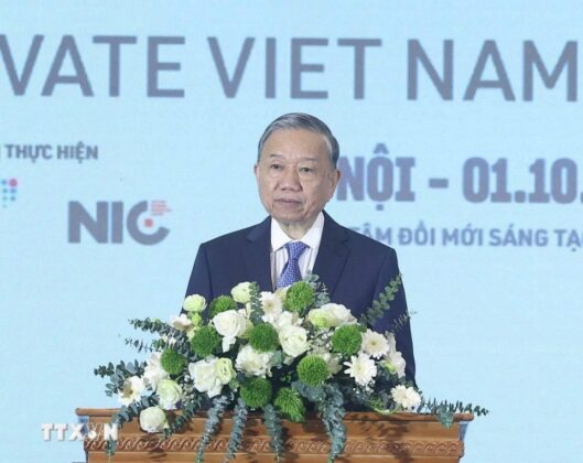 Tổng B&iacute; thư T&ocirc; L&acirc;m ph&aacute;t biểu.