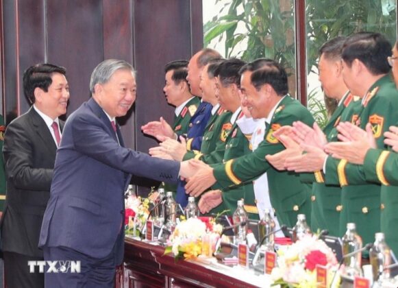 Tổng B&iacute; thư T&ocirc; L&acirc;m v&agrave; Chủ tịch nước Lương Cường với c&aacute;c đại biểu tại Đại hội. (Ảnh: Trọng Đức/TTXVN)