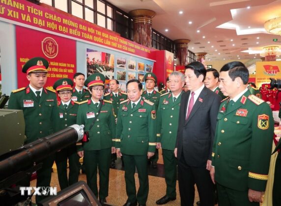 Chủ tịch nước Lương Cường tham quan gian trưng b&agrave;y sản phẩm c&ocirc;ng nghiệp quốc ph&ograve;ng. (Ảnh: Trọng Đức/TTXVN)