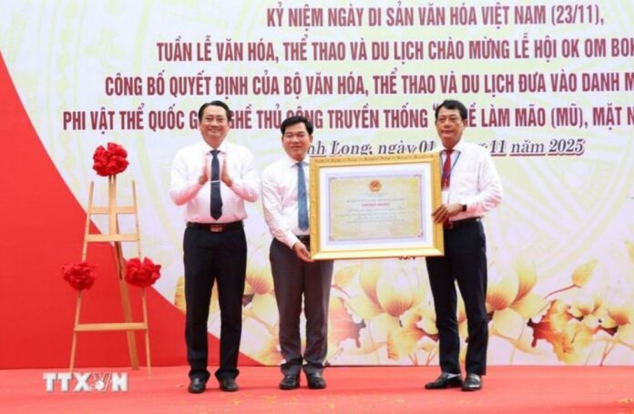 Công bố Di sản Quốc gia nghề làm mão, mặt nạ của đồng bào Khmer Công bố Di sản Quốc gia nghề làm mão, mặt nạ của đồng bào Khmer