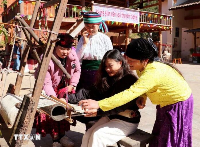 Khai mạc lễ hội hoa Tam giác mạch và vinh danh các danh hiệu du lịch Tuyên Quang Khai mạc lễ hội hoa Tam giác mạch và vinh danh các danh hiệu du lịch Tuyên Quang