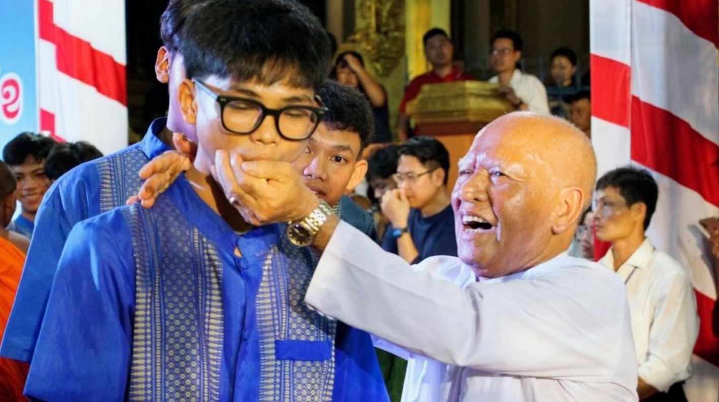Nghi thức "đút cốm dẹp" của người Khmer