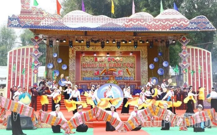 Khơi dậy niềm tự hào, phát huy giá trị Di sản văn hóa Đất Tổ Khơi dậy niềm tự hào, phát huy giá trị Di sản văn hóa Đất Tổ