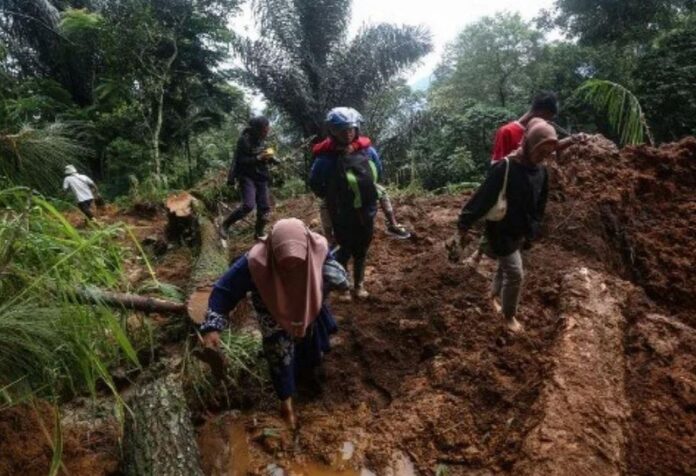 Indonesia: Mưa lớn gây ra lũ quét kèm sạt lở đất, nhiều người mất tích