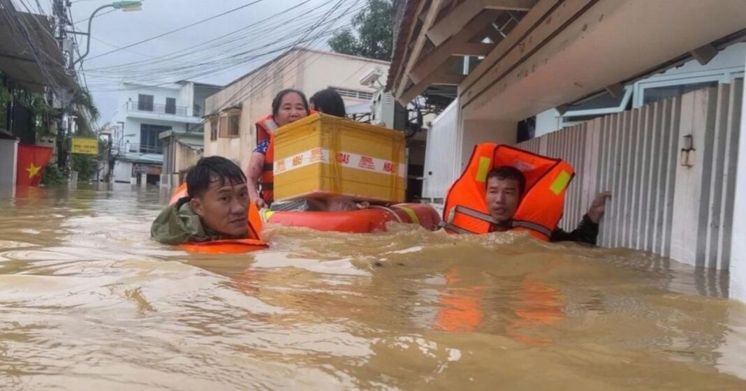 Mưa lũ ở Trung Bộ khiến 102 người chết và mất tích, 9.035 tỷ đồng thiệt hại Mưa lũ ở Trung Bộ khiến 102 người chết và mất tích, 9.035 tỷ đồng thiệt hại