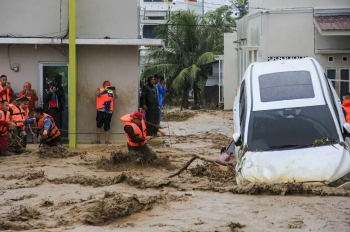 Mưa lũ tàn phá 3 nước Đông Nam Á, 321 người thiệt mạng Mưa lũ tàn phá 3 nước Đông Nam Á, 321 người thiệt mạng