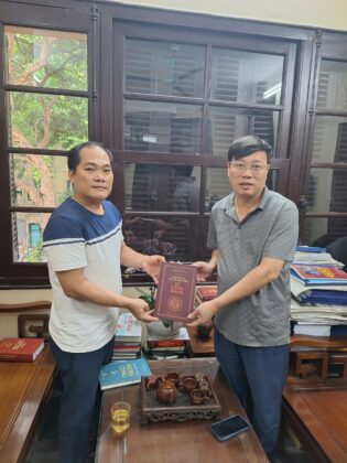 Nh&agrave; thơ L&ecirc; Hưng Tiến (b&igrave;a tr&aacute;i) v&agrave; nh&agrave; văn Ph&ugrave;ng Văn Khai.