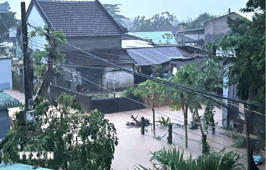 Một khu dân cư tại xã Đồng Xuân, Đắk Lắk bị ngập do mưa lớn và nước sông dâng cao. 