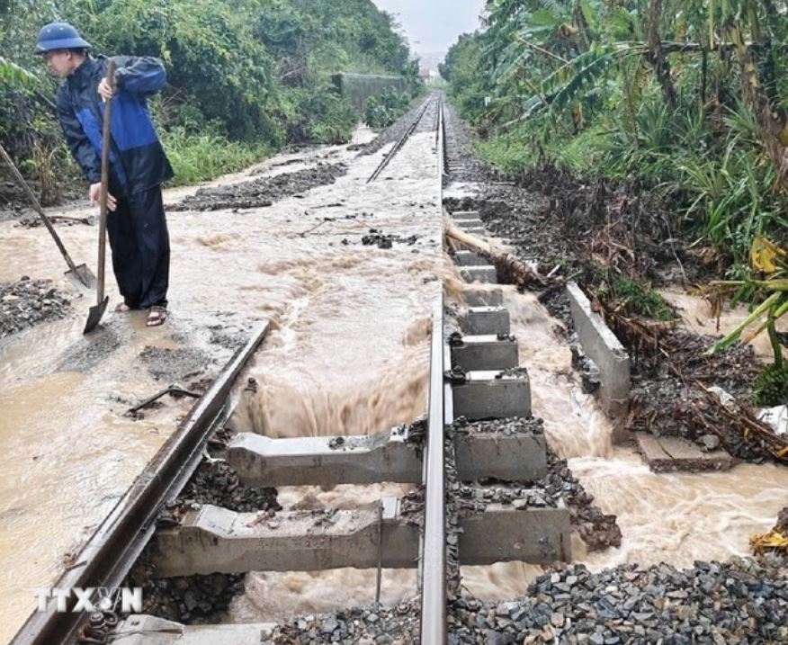 Một đoạn đường sắt đi qua tỉnh Đắk Lắk bị mưa lũ làm hư hỏng.
