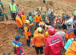 Tiếp tục tìm kiếm hàng chục người mất tích sau vụ lở đất ở Indonesia