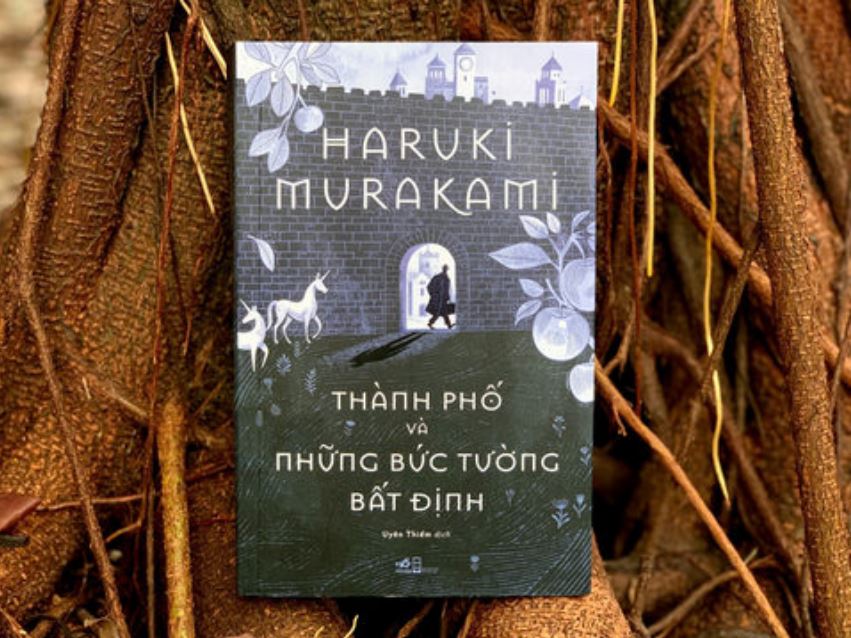 Tiểu thuyết Thành phố và những bức tường bất định.