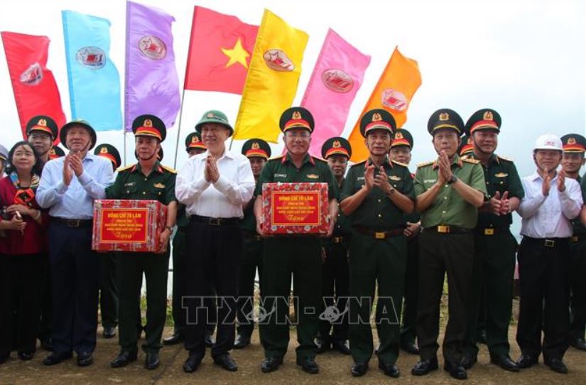 Tổng Bí thư Tô Lâm tặng quà các đơn vị thi công dự án trên đảo Hòn Khoai. 