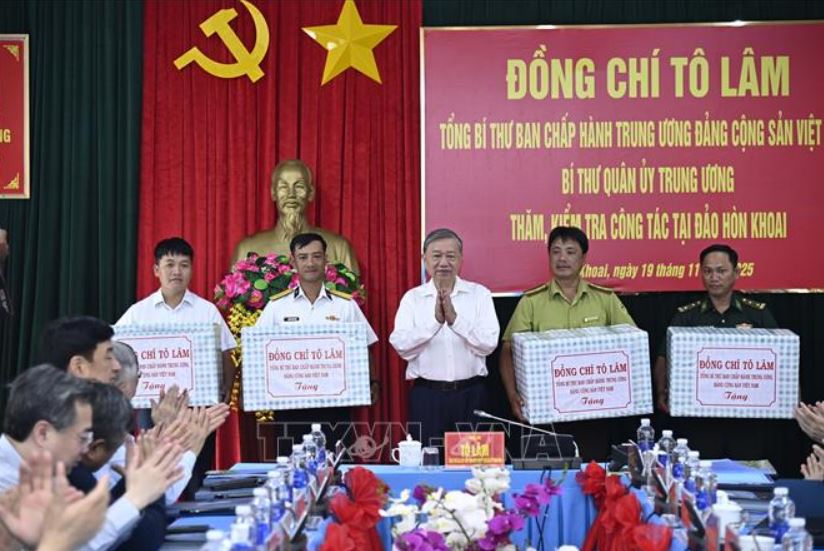 Tổng Bí thư Tô Lâm tặng quà các đơn vị thi công dự án trên đảo Hòn Khoai. 
