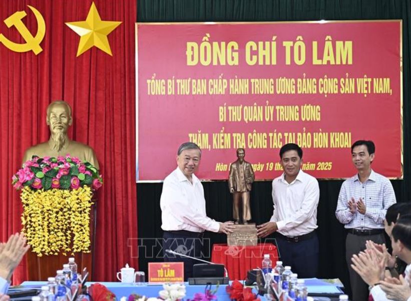 Tổng Bí thư Tô Lâm tặng tượng Bác Hồ cho xã Đất Mũi, tỉnh Cà Mau. 
