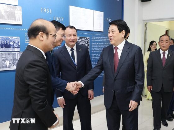 Chủ tịch nước Lương Cường với l&atilde;nh đạo, gi&aacute;o vi&ecirc;n Trường Đại học Sư phạm H&agrave; Nội.