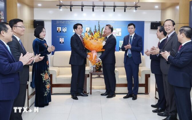 Chủ tịch nước Lương Cường ch&uacute;c mừng c&aacute;n bộ, gi&aacute;o vi&ecirc;n Trường Đại học Sư phạm H&agrave; Nội nh&acirc;n Ng&agrave;y Nh&agrave; gi&aacute;o Việt Nam (20/11).