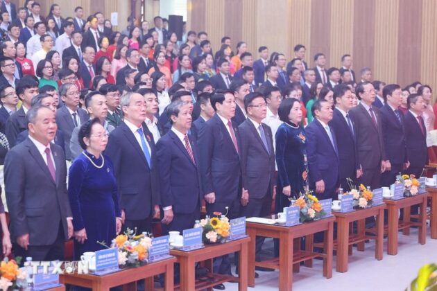 Chủ tịch nước Lương Cường v&agrave; c&aacute;c đại biểu ch&agrave;o cờ tại Lễ kỷ niệm Ng&agrave;y Nh&agrave; gi&aacute;o Việt Nam (20/11) v&agrave; Đại hội Thi đua y&ecirc;u nước ng&agrave;nh Gi&aacute;o dục lần thứ 8.