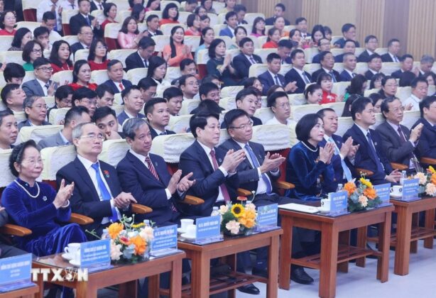 Chủ tịch nước Lương Cường v&agrave; c&aacute;c đại biểu dự Lễ kỷ niệm Ng&agrave;y Nh&agrave; gi&aacute;o Việt Nam (20/11) v&agrave; Đại hội Thi đua y&ecirc;u nước ng&agrave;nh Gi&aacute;o dục lần thứ 8.