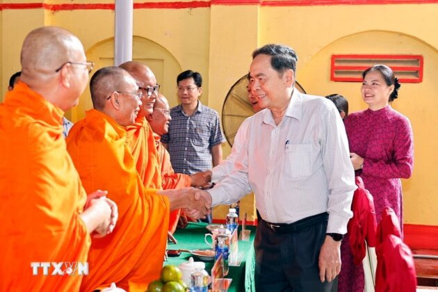 Chủ tịch Quốc hội Trần Thanh Mẫn với đại biểu.