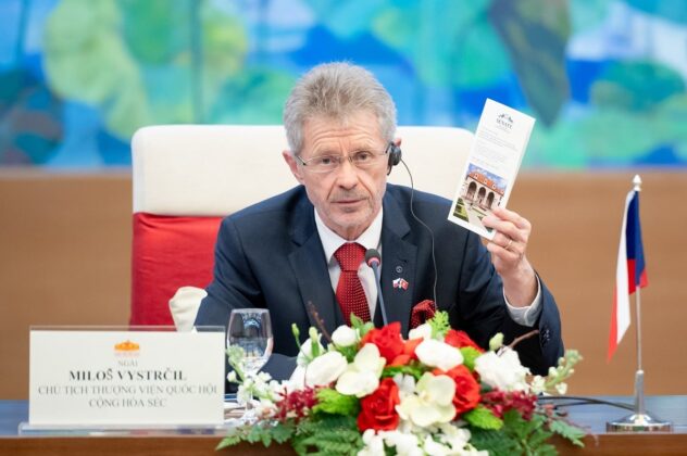 Chủ tịch Thượng viện Czech Milos Vystrcil ph&aacute;t biểu tại hội đ&agrave;m