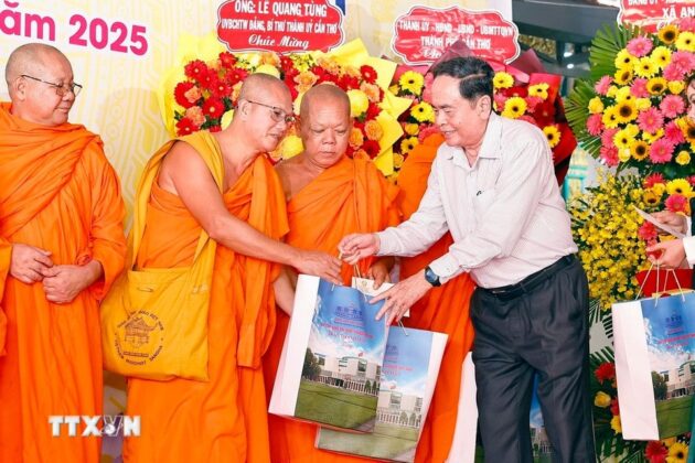 Chủ tịch Quốc hội Trần Thanh Mẫn tặng qu&agrave; đại biểu tại Ch&ugrave;a Tum N&uacute;p.