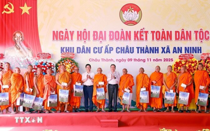 Chủ tịch Quốc hội Trần Thanh Mẫn tặng qu&agrave; đại biểu tại Ch&ugrave;a Tum N&uacute;p.