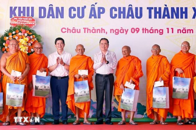 Chủ tịch Quốc hội Trần Thanh Mẫn tặng qu&agrave; đại biểu tại Ch&ugrave;a Tum N&uacute;p.