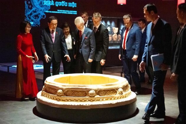Chủ tịch Thượng viện Czech Milos Vystrcil thăm Khu trưng b&agrave;y khảo cổ dưới l&ograve;ng t&ograve;a nh&agrave; Quốc hội