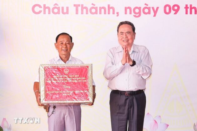 Chủ tịch Quốc hội Trần Thanh Mẫn tặng qu&agrave; nh&acirc;n d&acirc;n khu d&acirc;n cư ấp Ch&acirc;u Th&agrave;nh, x&atilde; An Ninh.