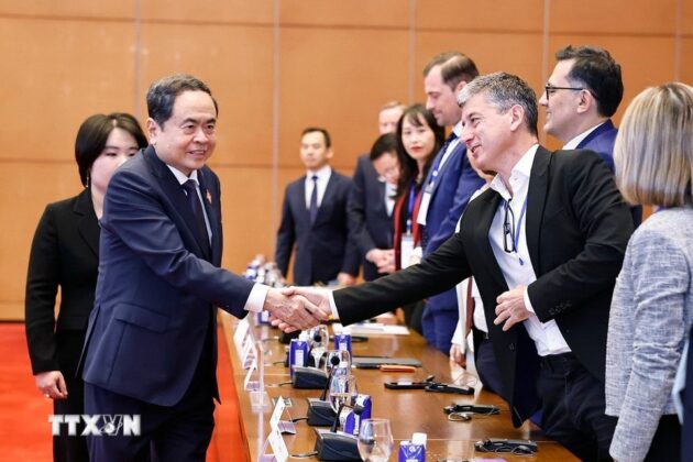 Chủ tịch Quốc hội Trần Thanh Mẫn với đại diện doanh nghiệp của Hội đồng Kinh doanh Ch&acirc;u &Acirc;u-ASEAN (EU-ABC).