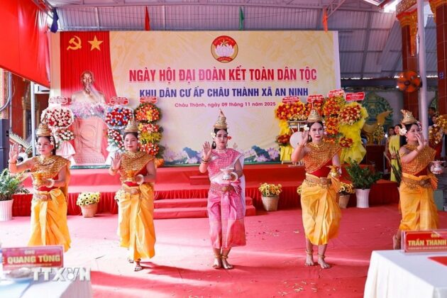 Chương tr&igrave;nh văn nghệ ch&agrave;o mừng Ng&agrave;y hội đại đo&agrave;n kết to&agrave;n d&acirc;n tộc.