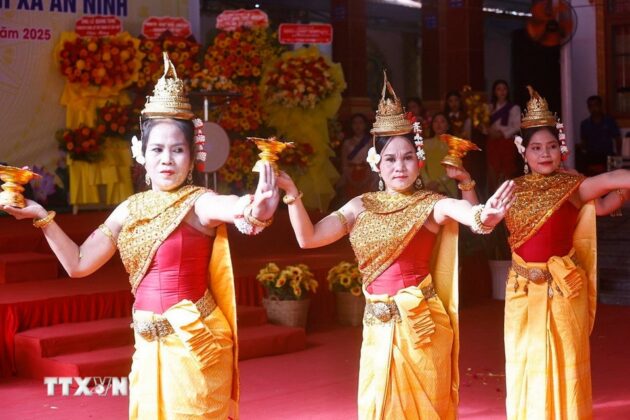 Chương tr&igrave;nh văn nghệ ch&agrave;o mừng Ng&agrave;y hội đại đo&agrave;n kết to&agrave;n d&acirc;n tộc.
