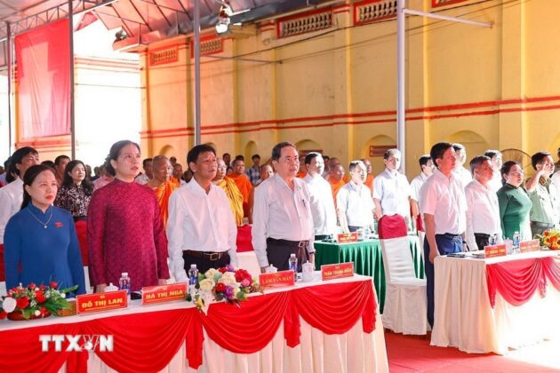 Chủ tịch Quốc hội Trần Thanh Mẫn v&agrave; đại biểu thực hiện nghi thức ch&agrave;o cờ.