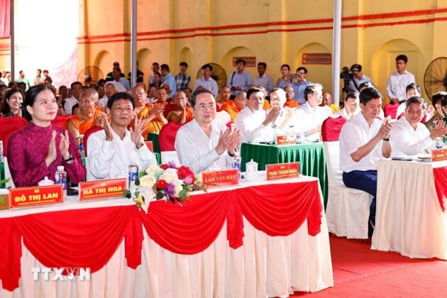 Chủ tịch Quốc hội Trần Thanh Mẫn v&agrave; đại biểu dự Ng&agrave;y hội đại đo&agrave;n kết to&agrave;n d&acirc;n tộc tại khu d&acirc;n cư ấp Ch&acirc;u Th&agrave;nh, x&atilde; An Ninh, Th&agrave;nh phố Cần Thơ.