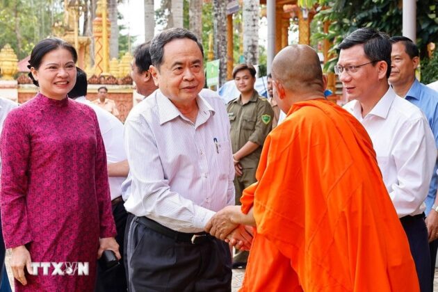 Chủ tịch Quốc hội Trần Thanh Mẫn với đại biểu.