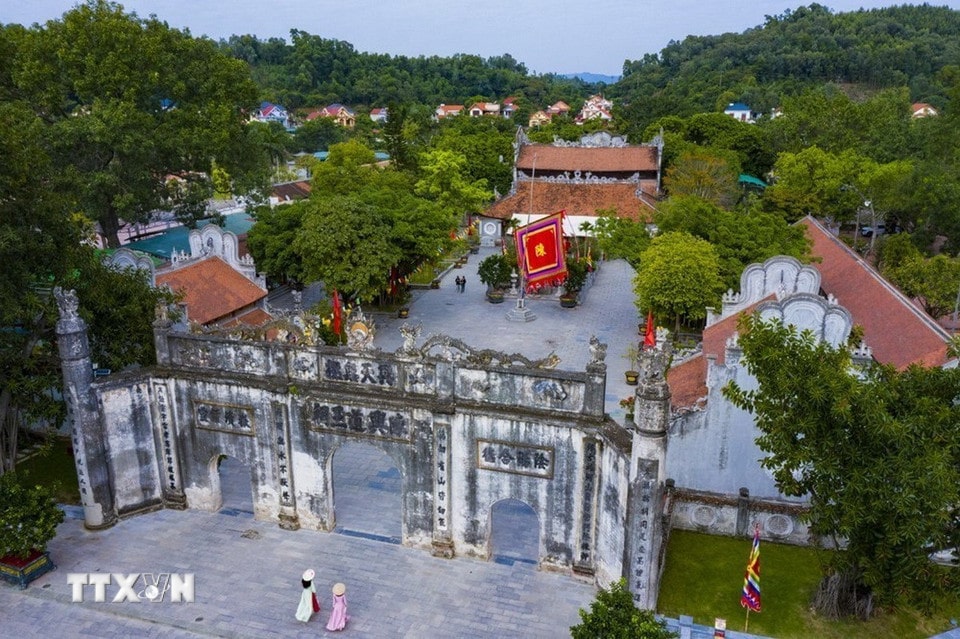 Cổng đền Kiếp Bạc với 3 cửa lớn, nguy nga và cổ kính.
