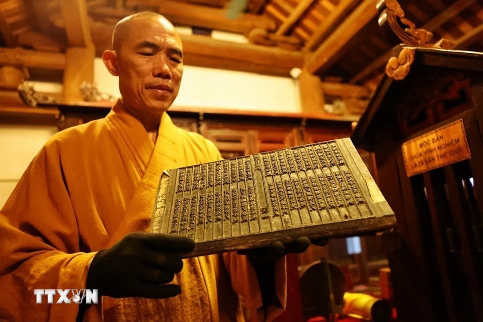 Mộc bản chùa Vĩnh Nghiêm được khắc bằng chữ Hán và chữ Nôm với nhiều kiểu chữ khác nhau như chân thư, thảo thư, lệ thư, hành thư,... Nhiều trang được các nghệ nhân xưa khắc đan xen thêm những bức minh họa đường nét tài hoa tinh tế, bố cục chặt chẽ, hài hòa, xứng đáng là tác phẩm đồ họa có giá trị thẩm mỹ cao.
