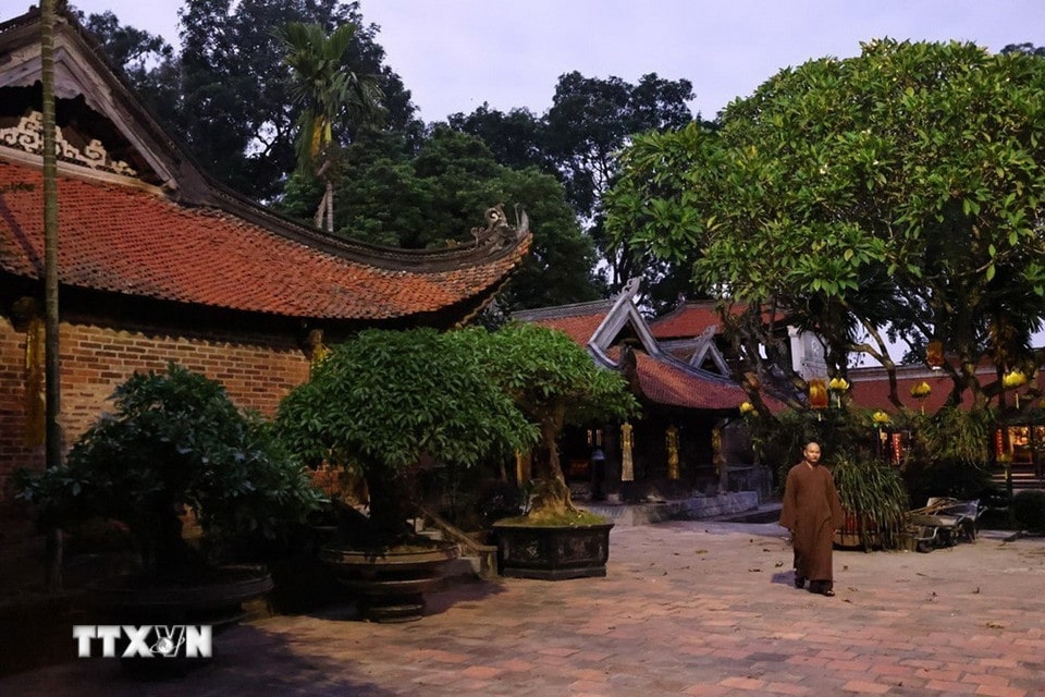 Chùa Vĩnh Nghiêm, còn được gọi là chùa Đức La, được công nhận là một trung tâm Phật giáo, nơi đào tạo tăng đồ cho cả nước, nơi phát tích Tam Tổ phái Thiền Trúc Lâm của Phật giáo Việt Nam. 