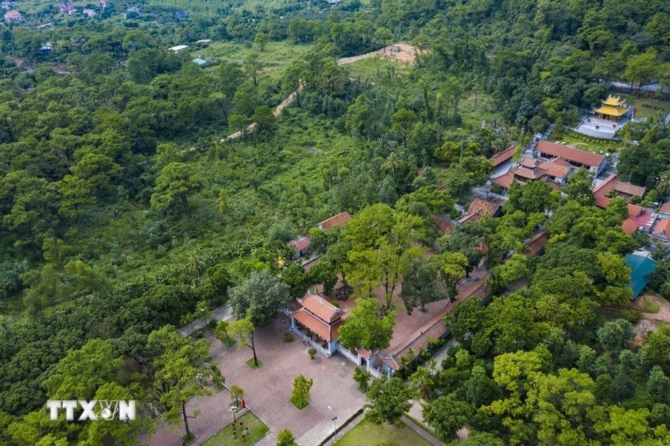 Di tích Côn Sơn-Kiếp Bạc quy tụ nhiều công trình kiến trúc cổ như đền đài, chùa, tháp, nằm giữa khung cảnh núi non hùng vĩ. Mỗi địa danh đều lưu giữ giá trị văn hóa-lịch sử hàng trăm năm của dân tộc. 