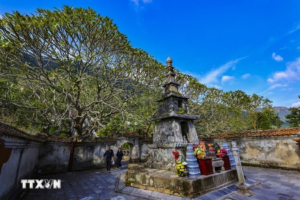 Tháp Tổ Trần Nhân Tông hay còn gọi là Tháp Huệ Quang mặt bằng rộng khoảng 180m2, cao 10m, với 6 tầng, được ghép từ các phiến đá xanh, đặt ở vị trí trung tâm của vườn tháp.